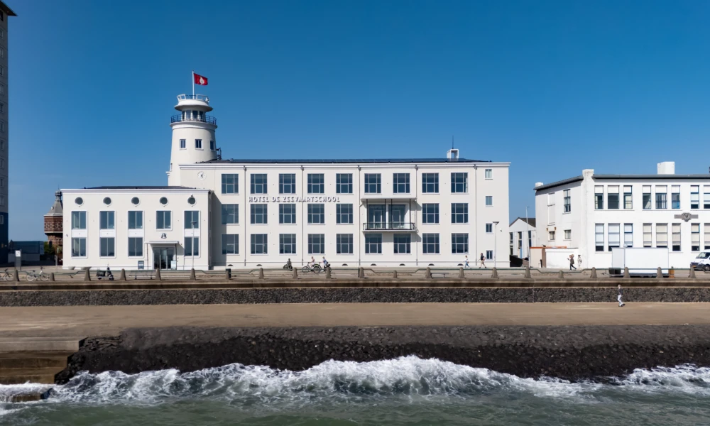 Buitenkant Hotel De Zeevaartschool